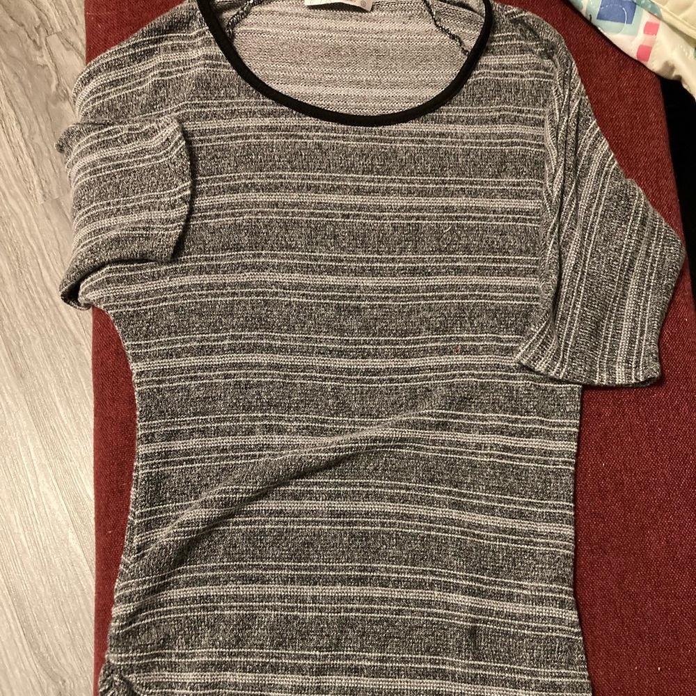 Julie’s closet maternity shirt size small